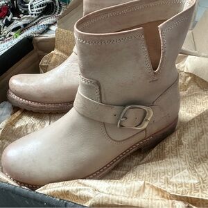 Genuine Frye size 6.5 cream Veronica bootie. NIB never worn